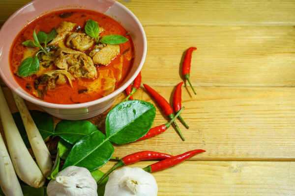 Choosing Red versus Green Thai Curry Pastes for Weeknight Wins with Heat, Herbs, and Perfect Pairings