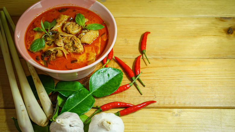 Choosing Red versus Green Thai Curry Pastes for Weeknight Wins with Heat, Herbs, and Perfect Pairings
